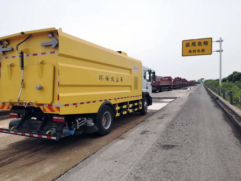 紧跟铣刨机清扫作业