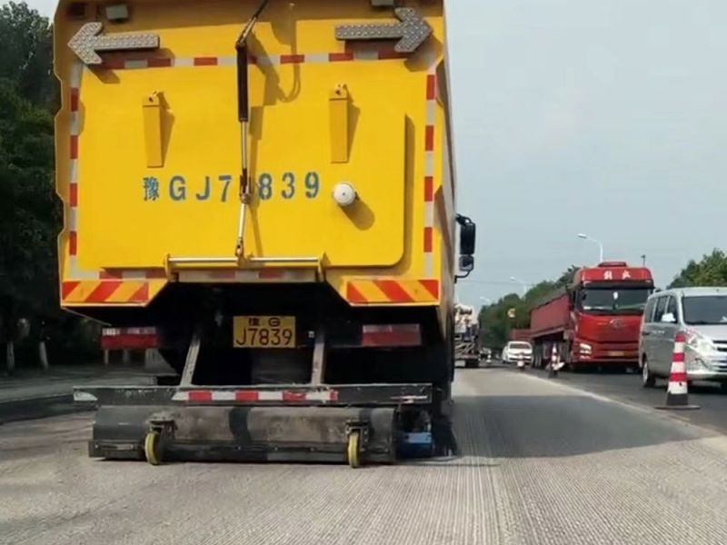 紧跟铣刨机清扫作业 （连霍高速扩建）